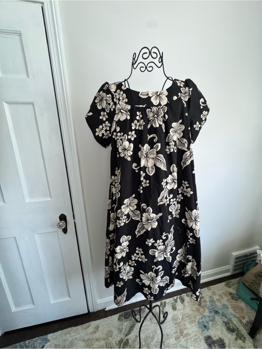 Royal Creations Hawaiian Black and Cream Floral Puff-Sleeve Women's Dress